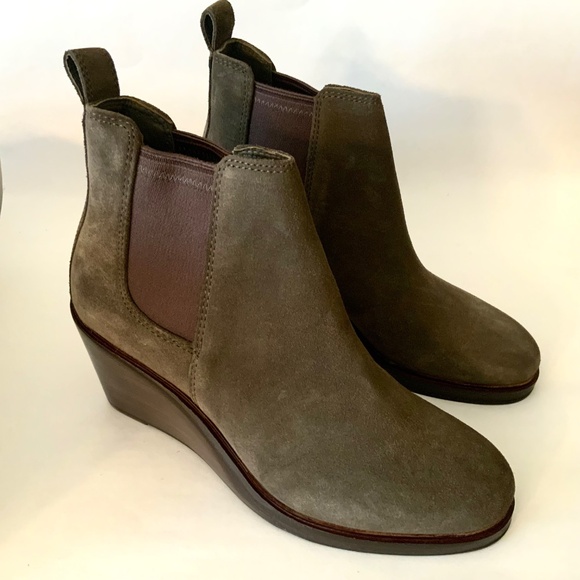 Clarks Women's Clarkdale 2 Top Olive Suede Wedged Bootie Chelsea Ankle Boots 9 - Picture 10 of 13